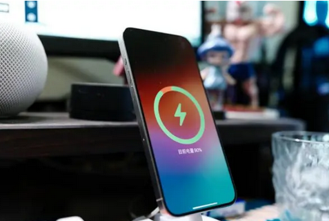 宣威苹果15换屏服务分享用什么充电器给iPhone15充电更好 